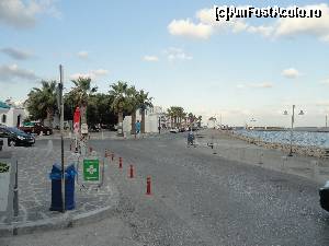 [P01] Ca sa ajungeti la Alexandra's Rooms, trebuie sa porniti, atunci cand va lasa feribotul pe insula Paros, dinspre moara de vant din planul fata spate aflata langa port in centrul orasului, spre planul apropiat de unde se pozeaza.  » foto by zuftim
 - 
<span class="allrVoted glyphicon glyphicon-heart hidden" id="av589198"></span>
<a class="m-l-10 hidden" id="sv589198" onclick="voting_Foto_DelVot(,589198,17937)" role="button">șterge vot <span class="glyphicon glyphicon-remove"></span></a>
<a id="v9589198" class=" c-red"  onclick="voting_Foto_SetVot(589198)" role="button"><span class="glyphicon glyphicon-heart-empty"></span> <b>LIKE</b> = Votează poza</a> <img class="hidden"  id="f589198W9" src="/imagini/loader.gif" border="0" /><span class="AjErrMes hidden" id="e589198ErM"></span>