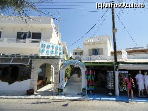 [P04] Intrarea la Alexandra's Rooms este chiar in mijloc. La stanga este hotel Paros, iar in dreapta magazinul patroanei, doamna Alexandra. Deasupra, este camera cu cea mai buna vedere la mare, din pacate nu am stat acolo, era demult rezervata, e batalie mare pe ea.  » foto by zuftim
 - 
<span class="allrVoted glyphicon glyphicon-heart hidden" id="av589202"></span>
<a class="m-l-10 hidden" id="sv589202" onclick="voting_Foto_DelVot(,589202,17937)" role="button">șterge vot <span class="glyphicon glyphicon-remove"></span></a>
<a id="v9589202" class=" c-red"  onclick="voting_Foto_SetVot(589202)" role="button"><span class="glyphicon glyphicon-heart-empty"></span> <b>LIKE</b> = Votează poza</a> <img class="hidden"  id="f589202W9" src="/imagini/loader.gif" border="0" /><span class="AjErrMes hidden" id="e589202ErM"></span>