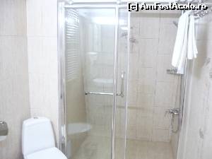 [P08] Cabina de dus imensa (n-am mai intalnit una asa de mare in Romania)  » foto by kukikuki
 - 
<span class="allrVoted glyphicon glyphicon-heart hidden" id="av590472"></span>
<a class="m-l-10 hidden" id="sv590472" onclick="voting_Foto_DelVot(,590472,17986)" role="button">șterge vot <span class="glyphicon glyphicon-remove"></span></a>
<a id="v9590472" class=" c-red"  onclick="voting_Foto_SetVot(590472)" role="button"><span class="glyphicon glyphicon-heart-empty"></span> <b>LIKE</b> = Votează poza</a> <img class="hidden"  id="f590472W9" src="/imagini/loader.gif" border="0" /><span class="AjErrMes hidden" id="e590472ErM"></span>