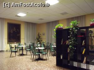 [P43] Sala de socializare are şi mese unde se poate sta la o cafea luată de la automat » foto by irinad
 - 
<span class="allrVoted glyphicon glyphicon-heart hidden" id="av839964"></span>
<a class="m-l-10 hidden" id="sv839964" onclick="voting_Foto_DelVot(,839964,18048)" role="button">șterge vot <span class="glyphicon glyphicon-remove"></span></a>
<a id="v9839964" class=" c-red"  onclick="voting_Foto_SetVot(839964)" role="button"><span class="glyphicon glyphicon-heart-empty"></span> <b>LIKE</b> = Votează poza</a> <img class="hidden"  id="f839964W9" src="/imagini/loader.gif" border="0" /><span class="AjErrMes hidden" id="e839964ErM"></span>