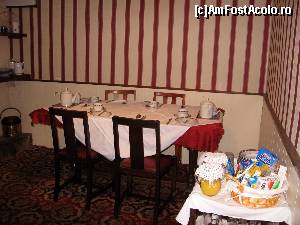 [P12] Una din cele doua mese din incapere.  » foto by Cucu Bau
 - 
<span class="allrVoted glyphicon glyphicon-heart hidden" id="av595409"></span>
<a class="m-l-10 hidden" id="sv595409" onclick="voting_Foto_DelVot(,595409,18078)" role="button">șterge vot <span class="glyphicon glyphicon-remove"></span></a>
<a id="v9595409" class=" c-red"  onclick="voting_Foto_SetVot(595409)" role="button"><span class="glyphicon glyphicon-heart-empty"></span> <b>LIKE</b> = Votează poza</a> <img class="hidden"  id="f595409W9" src="/imagini/loader.gif" border="0" /><span class="AjErrMes hidden" id="e595409ErM"></span>