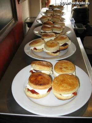 [P21] Scones cu clotted cream si dulceata :)  » foto by Cucu Bau
 - 
<span class="allrVoted glyphicon glyphicon-heart hidden" id="av595446"></span>
<a class="m-l-10 hidden" id="sv595446" onclick="voting_Foto_DelVot(,595446,18078)" role="button">șterge vot <span class="glyphicon glyphicon-remove"></span></a>
<a id="v9595446" class=" c-red"  onclick="voting_Foto_SetVot(595446)" role="button"><span class="glyphicon glyphicon-heart-empty"></span> <b>LIKE</b> = Votează poza</a> <img class="hidden"  id="f595446W9" src="/imagini/loader.gif" border="0" /><span class="AjErrMes hidden" id="e595446ErM"></span>