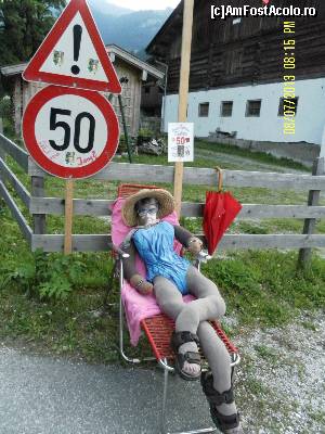 [P20] Nici umorul nu le lipsește austriecilor... Elisabeth a împlinit 50 de ani. Cum să nu te binedispună plimbarea de seară?  » foto by Alina53
 - 
<span class="allrVoted glyphicon glyphicon-heart hidden" id="av598725"></span>
<a class="m-l-10 hidden" id="sv598725" onclick="voting_Foto_DelVot(,598725,18132)" role="button">șterge vot <span class="glyphicon glyphicon-remove"></span></a>
<a id="v9598725" class=" c-red"  onclick="voting_Foto_SetVot(598725)" role="button"><span class="glyphicon glyphicon-heart-empty"></span> <b>LIKE</b> = Votează poza</a> <img class="hidden"  id="f598725W9" src="/imagini/loader.gif" border="0" /><span class="AjErrMes hidden" id="e598725ErM"></span>