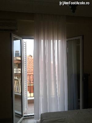 [P18] Camera noastră era pe latura cu vedere parțială, peste acoperișuri, la mare » foto by Lyssys
 - 
<span class="allrVoted glyphicon glyphicon-heart hidden" id="av599292"></span>
<a class="m-l-10 hidden" id="sv599292" onclick="voting_Foto_DelVot(,599292,18139)" role="button">șterge vot <span class="glyphicon glyphicon-remove"></span></a>
<a id="v9599292" class=" c-red"  onclick="voting_Foto_SetVot(599292)" role="button"><span class="glyphicon glyphicon-heart-empty"></span> <b>LIKE</b> = Votează poza</a> <img class="hidden"  id="f599292W9" src="/imagini/loader.gif" border="0" /><span class="AjErrMes hidden" id="e599292ErM"></span>