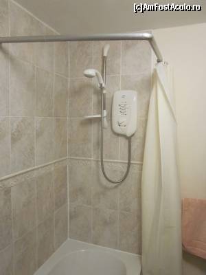 [P21] Ellarbeck Cottage - baia cu dușul electric.  » foto by ariciu*
 - 
<span class="allrVoted glyphicon glyphicon-heart hidden" id="av607592"></span>
<a class="m-l-10 hidden" id="sv607592" onclick="voting_Foto_DelVot(,607592,18223)" role="button">șterge vot <span class="glyphicon glyphicon-remove"></span></a>
<a id="v9607592" class=" c-red"  onclick="voting_Foto_SetVot(607592)" role="button"><span class="glyphicon glyphicon-heart-empty"></span> <b>LIKE</b> = Votează poza</a> <img class="hidden"  id="f607592W9" src="/imagini/loader.gif" border="0" /><span class="AjErrMes hidden" id="e607592ErM"></span>