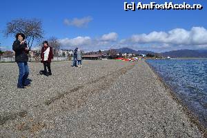 [P04] Plaja hotel Drim (Struga!). La Izgrev, repet şi subliniez, plaja e [mult] mai îngustă, dar are aceeaşi 'conformaţie'. Şi e lungă. » foto by Cornel
 - 
<span class="allrVoted glyphicon glyphicon-heart hidden" id="av609240"></span>
<a class="m-l-10 hidden" id="sv609240" onclick="voting_Foto_DelVot(,609240,18234)" role="button">șterge vot <span class="glyphicon glyphicon-remove"></span></a>
<a id="v9609240" class=" c-red"  onclick="voting_Foto_SetVot(609240)" role="button"><span class="glyphicon glyphicon-heart-empty"></span> <b>LIKE</b> = Votează poza</a> <img class="hidden"  id="f609240W9" src="/imagini/loader.gif" border="0" /><span class="AjErrMes hidden" id="e609240ErM"></span>