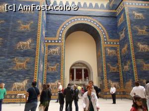 [P03] Poarta Zeiței Ishtar. Decorată cu tauri și sirusi (animale fantastice) pe plăcile din ceramică de culoare ocru și albastru.  » foto by mihaelavoicu
 - 
<span class="allrVoted glyphicon glyphicon-heart hidden" id="av889208"></span>
<a class="m-l-10 hidden" id="sv889208" onclick="voting_Foto_DelVot(,889208,18249)" role="button">șterge vot <span class="glyphicon glyphicon-remove"></span></a>
<a id="v9889208" class=" c-red"  onclick="voting_Foto_SetVot(889208)" role="button"><span class="glyphicon glyphicon-heart-empty"></span> <b>LIKE</b> = Votează poza</a> <img class="hidden"  id="f889208W9" src="/imagini/loader.gif" border="0" /><span class="AjErrMes hidden" id="e889208ErM"></span>