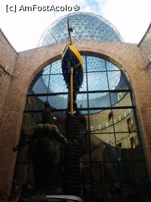 [P33] Muzeul Dali-statuia din patio având deasupra cupola transparentă » foto by Mika
 - 
<span class="allrVoted glyphicon glyphicon-heart hidden" id="av740692"></span>
<a class="m-l-10 hidden" id="sv740692" onclick="voting_Foto_DelVot(,740692,18253)" role="button">șterge vot <span class="glyphicon glyphicon-remove"></span></a>
<a id="v9740692" class=" c-red"  onclick="voting_Foto_SetVot(740692)" role="button"><span class="glyphicon glyphicon-heart-empty"></span> <b>LIKE</b> = Votează poza</a> <img class="hidden"  id="f740692W9" src="/imagini/loader.gif" border="0" /><span class="AjErrMes hidden" id="e740692ErM"></span>