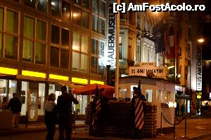 [P05] Trecand pe la Checkpoint Charlie, in drum spre Maximilians » foto by MCM
 - 
<span class="allrVoted glyphicon glyphicon-heart hidden" id="av479062"></span>
<a class="m-l-10 hidden" id="sv479062" onclick="voting_Foto_DelVot(,479062,18297)" role="button">șterge vot <span class="glyphicon glyphicon-remove"></span></a>
<a id="v9479062" class=" c-red"  onclick="voting_Foto_SetVot(479062)" role="button"><span class="glyphicon glyphicon-heart-empty"></span> <b>LIKE</b> = Votează poza</a> <img class="hidden"  id="f479062W9" src="/imagini/loader.gif" border="0" /><span class="AjErrMes hidden" id="e479062ErM"></span>