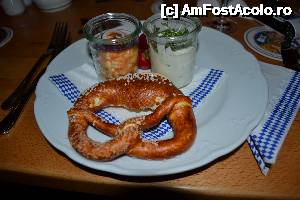 [P08] Felul cu branza, ceapa, ridichi si pretzel - cu foarte multa sare. Aaaaaa... cred ca de-aia mi-a fost sete. Ce smecheri!!!  » foto by MCM
 - 
<span class="allrVoted glyphicon glyphicon-heart hidden" id="av479065"></span>
<a class="m-l-10 hidden" id="sv479065" onclick="voting_Foto_DelVot(,479065,18297)" role="button">șterge vot <span class="glyphicon glyphicon-remove"></span></a>
<a id="v9479065" class=" c-red"  onclick="voting_Foto_SetVot(479065)" role="button"><span class="glyphicon glyphicon-heart-empty"></span> <b>LIKE</b> = Votează poza</a> <img class="hidden"  id="f479065W9" src="/imagini/loader.gif" border="0" /><span class="AjErrMes hidden" id="e479065ErM"></span>