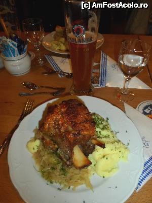 [P09] Genunchiul de porc, varza calita si piure. Am muncit vreo juma' de ora pana sa dovedesc abia jumatate.  » foto by MCM
 - 
<span class="allrVoted glyphicon glyphicon-heart hidden" id="av479066"></span>
<a class="m-l-10 hidden" id="sv479066" onclick="voting_Foto_DelVot(,479066,18297)" role="button">șterge vot <span class="glyphicon glyphicon-remove"></span></a>
<a id="v9479066" class=" c-red"  onclick="voting_Foto_SetVot(479066)" role="button"><span class="glyphicon glyphicon-heart-empty"></span> <b>LIKE</b> = Votează poza</a> <img class="hidden"  id="f479066W9" src="/imagini/loader.gif" border="0" /><span class="AjErrMes hidden" id="e479066ErM"></span>