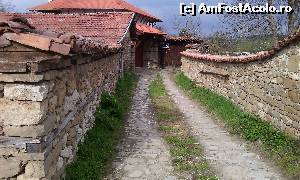 [P23] Arbanassi. Cam asa arată toate gardurile în sat: ca niște ziduri de piatră ale unor cetăți! :-)  » foto by FlorinAndrei
 - 
<span class="allrVoted glyphicon glyphicon-heart hidden" id="av616524"></span>
<a class="m-l-10 hidden" id="sv616524" onclick="voting_Foto_DelVot(,616524,18324)" role="button">șterge vot <span class="glyphicon glyphicon-remove"></span></a>
<a id="v9616524" class=" c-red"  onclick="voting_Foto_SetVot(616524)" role="button"><span class="glyphicon glyphicon-heart-empty"></span> <b>LIKE</b> = Votează poza</a> <img class="hidden"  id="f616524W9" src="/imagini/loader.gif" border="0" /><span class="AjErrMes hidden" id="e616524ErM"></span>