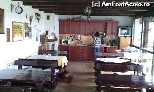 [P24] Pensiunea Debar. Sala de mese și bucătăria, în stânga-față este un șemineu funcțional, în spate un pian. Pereți din geamuri pe două laturi.  » foto by FlorinAndrei
 - 
<span class="allrVoted glyphicon glyphicon-heart hidden" id="av616525"></span>
<a class="m-l-10 hidden" id="sv616525" onclick="voting_Foto_DelVot(,616525,18324)" role="button">șterge vot <span class="glyphicon glyphicon-remove"></span></a>
<a id="v9616525" class=" c-red"  onclick="voting_Foto_SetVot(616525)" role="button"><span class="glyphicon glyphicon-heart-empty"></span> <b>LIKE</b> = Votează poza</a> <img class="hidden"  id="f616525W9" src="/imagini/loader.gif" border="0" /><span class="AjErrMes hidden" id="e616525ErM"></span>