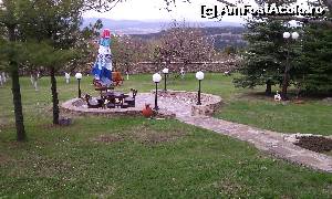 [P25] Pensiunea Debar. Curtea imensa cu priveliște spre Veliko Tarnovo și apoi spre munții Stara Planina, aflați la 60 km distanta. Lângă pensiune începe imediat o pădure de pini.  » foto by FlorinAndrei
 - 
<span class="allrVoted glyphicon glyphicon-heart hidden" id="av616526"></span>
<a class="m-l-10 hidden" id="sv616526" onclick="voting_Foto_DelVot(,616526,18324)" role="button">șterge vot <span class="glyphicon glyphicon-remove"></span></a>
<a id="v9616526" class=" c-red"  onclick="voting_Foto_SetVot(616526)" role="button"><span class="glyphicon glyphicon-heart-empty"></span> <b>LIKE</b> = Votează poza</a> <img class="hidden"  id="f616526W9" src="/imagini/loader.gif" border="0" /><span class="AjErrMes hidden" id="e616526ErM"></span>