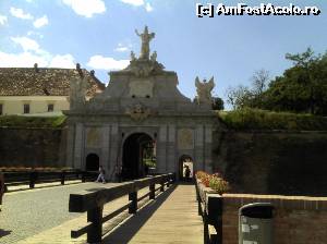 [P04] Poarta principală a cetății Alba Iulia » foto by FlorinAndrei
 - 
<span class="allrVoted glyphicon glyphicon-heart hidden" id="av613470"></span>
<a class="m-l-10 hidden" id="sv613470" onclick="voting_Foto_DelVot(,613470,18351)" role="button">șterge vot <span class="glyphicon glyphicon-remove"></span></a>
<a id="v9613470" class=" c-red"  onclick="voting_Foto_SetVot(613470)" role="button"><span class="glyphicon glyphicon-heart-empty"></span> <b>LIKE</b> = Votează poza</a> <img class="hidden"  id="f613470W9" src="/imagini/loader.gif" border="0" /><span class="AjErrMes hidden" id="e613470ErM"></span>