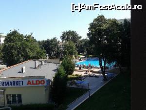 [P07] Din balcon puteam vedea si piscina partial dar si supermarketul ALDO, amplasat chiar la intrare in curtea hotelului » foto by alb1573
 - 
<span class="allrVoted glyphicon glyphicon-heart hidden" id="av640131"></span>
<a class="m-l-10 hidden" id="sv640131" onclick="voting_Foto_DelVot(,640131,18359)" role="button">șterge vot <span class="glyphicon glyphicon-remove"></span></a>
<a id="v9640131" class=" c-red"  onclick="voting_Foto_SetVot(640131)" role="button"><span class="glyphicon glyphicon-heart-empty"></span> <b>LIKE</b> = Votează poza</a> <img class="hidden"  id="f640131W9" src="/imagini/loader.gif" border="0" /><span class="AjErrMes hidden" id="e640131ErM"></span>