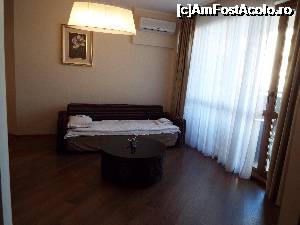 [P02] partea din suita cu canapeaua pregatita pentru copil (care de fapt a dormit cu parintii in patul matrimonial). Sub masa sunt 4 taburete. » foto by dariac
 - 
<span class="allrVoted glyphicon glyphicon-heart hidden" id="av705163"></span>
<a class="m-l-10 hidden" id="sv705163" onclick="voting_Foto_DelVot(,705163,18359)" role="button">șterge vot <span class="glyphicon glyphicon-remove"></span></a>
<a id="v9705163" class=" c-red"  onclick="voting_Foto_SetVot(705163)" role="button"><span class="glyphicon glyphicon-heart-empty"></span> <b>LIKE</b> = Votează poza</a> <img class="hidden"  id="f705163W9" src="/imagini/loader.gif" border="0" /><span class="AjErrMes hidden" id="e705163ErM"></span>