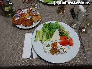 [P02] Aperitivul de Revelion. De la stanga la dreapta : un sparc de salata greceasca, un sparc de zacusca, un sparc de salata ala russe. Castravetii erau taiati de mult si flescaiti » foto by fanespoitorul
 - 
<span class="allrVoted glyphicon glyphicon-heart hidden" id="av703419"></span>
<a class="m-l-10 hidden" id="sv703419" onclick="voting_Foto_DelVot(,703419,18359)" role="button">șterge vot <span class="glyphicon glyphicon-remove"></span></a>
<a id="v9703419" class=" c-red"  onclick="voting_Foto_SetVot(703419)" role="button"><span class="glyphicon glyphicon-heart-empty"></span> <b>LIKE</b> = Votează poza</a> <img class="hidden"  id="f703419W9" src="/imagini/loader.gif" border="0" /><span class="AjErrMes hidden" id="e703419ErM"></span>
