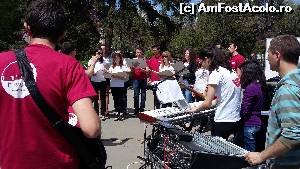 [P03] coruri si mini-orchestre stradale » foto by raducondurache
 - 
<span class="allrVoted glyphicon glyphicon-heart hidden" id="av614173"></span>
<a class="m-l-10 hidden" id="sv614173" onclick="voting_Foto_DelVot(,614173,18360)" role="button">șterge vot <span class="glyphicon glyphicon-remove"></span></a>
<a id="v9614173" class=" c-red"  onclick="voting_Foto_SetVot(614173)" role="button"><span class="glyphicon glyphicon-heart-empty"></span> <b>LIKE</b> = Votează poza</a> <img class="hidden"  id="f614173W9" src="/imagini/loader.gif" border="0" /><span class="AjErrMes hidden" id="e614173ErM"></span>