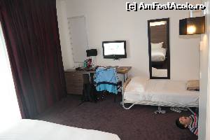 [P03] Cealaltă parte a camerei, cu biroul, TV-ul si patul suplimentar pentru copil.  » foto by vini
 - 
<span class="allrVoted glyphicon glyphicon-heart hidden" id="av614244"></span>
<a class="m-l-10 hidden" id="sv614244" onclick="voting_Foto_DelVot(,614244,18362)" role="button">șterge vot <span class="glyphicon glyphicon-remove"></span></a>
<a id="v9614244" class=" c-red"  onclick="voting_Foto_SetVot(614244)" role="button"><span class="glyphicon glyphicon-heart-empty"></span> <b>LIKE</b> = Votează poza</a> <img class="hidden"  id="f614244W9" src="/imagini/loader.gif" border="0" /><span class="AjErrMes hidden" id="e614244ErM"></span>