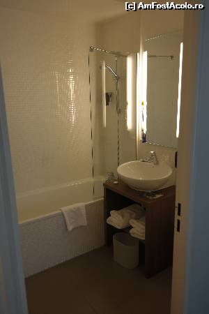 [P08] Iată şi baia camerei. Nu se vede în foto, dar era măricică.  » foto by vini
 - 
<span class="allrVoted glyphicon glyphicon-heart hidden" id="av614249"></span>
<a class="m-l-10 hidden" id="sv614249" onclick="voting_Foto_DelVot(,614249,18362)" role="button">șterge vot <span class="glyphicon glyphicon-remove"></span></a>
<a id="v9614249" class=" c-red"  onclick="voting_Foto_SetVot(614249)" role="button"><span class="glyphicon glyphicon-heart-empty"></span> <b>LIKE</b> = Votează poza</a> <img class="hidden"  id="f614249W9" src="/imagini/loader.gif" border="0" /><span class="AjErrMes hidden" id="e614249ErM"></span>