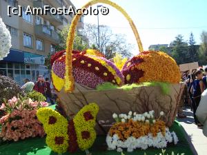 [P12] Cosul cu oua de Pasti din carul alegoric » foto by mireille
 - 
<span class="allrVoted glyphicon glyphicon-heart hidden" id="av732217"></span>
<a class="m-l-10 hidden" id="sv732217" onclick="voting_Foto_DelVot(,732217,18372)" role="button">șterge vot <span class="glyphicon glyphicon-remove"></span></a>
<a id="v9732217" class=" c-red"  onclick="voting_Foto_SetVot(732217)" role="button"><span class="glyphicon glyphicon-heart-empty"></span> <b>LIKE</b> = Votează poza</a> <img class="hidden"  id="f732217W9" src="/imagini/loader.gif" border="0" /><span class="AjErrMes hidden" id="e732217ErM"></span>