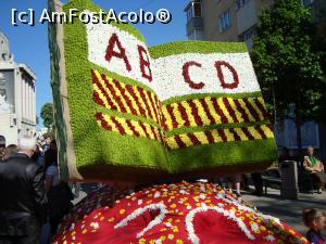 [P06] Car alegoric ce reprezinta o carte deschisa, el a deschis Parada Florilor » foto by mireille
 - 
<span class="allrVoted glyphicon glyphicon-heart hidden" id="av732211"></span>
<a class="m-l-10 hidden" id="sv732211" onclick="voting_Foto_DelVot(,732211,18372)" role="button">șterge vot <span class="glyphicon glyphicon-remove"></span></a>
<a id="v9732211" class=" c-red"  onclick="voting_Foto_SetVot(732211)" role="button"><span class="glyphicon glyphicon-heart-empty"></span> <b>LIKE</b> = Votează poza</a> <img class="hidden"  id="f732211W9" src="/imagini/loader.gif" border="0" /><span class="AjErrMes hidden" id="e732211ErM"></span>