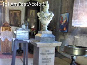 [P15] Pronausul are în partea dreaptă o statuetă în memoria familiei Golescu şi Racovitză şi în spatele acesteia plăcile funerare » foto by Michi
 - 
<span class="allrVoted glyphicon glyphicon-heart hidden" id="av1339423"></span>
<a class="m-l-10 hidden" id="sv1339423" onclick="voting_Foto_DelVot(,1339423,18373)" role="button">șterge vot <span class="glyphicon glyphicon-remove"></span></a>
<a id="v91339423" class=" c-red"  onclick="voting_Foto_SetVot(1339423)" role="button"><span class="glyphicon glyphicon-heart-empty"></span> <b>LIKE</b> = Votează poza</a> <img class="hidden"  id="f1339423W9" src="/imagini/loader.gif" border="0" /><span class="AjErrMes hidden" id="e1339423ErM"></span>