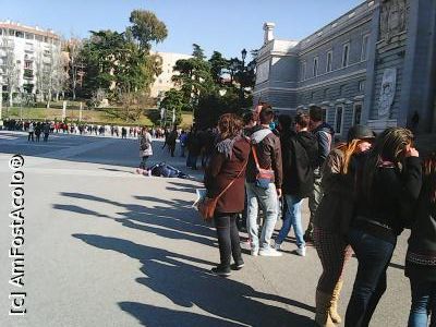 [P01] Coada la intrarea in Palacio Real.  » foto by didona_stelea
 - 
<span class="allrVoted glyphicon glyphicon-heart hidden" id="av725528"></span>
<a class="m-l-10 hidden" id="sv725528" onclick="voting_Foto_DelVot(,725528,18385)" role="button">șterge vot <span class="glyphicon glyphicon-remove"></span></a>
<a id="v9725528" class=" c-red"  onclick="voting_Foto_SetVot(725528)" role="button"><span class="glyphicon glyphicon-heart-empty"></span> <b>LIKE</b> = Votează poza</a> <img class="hidden"  id="f725528W9" src="/imagini/loader.gif" border="0" /><span class="AjErrMes hidden" id="e725528ErM"></span>