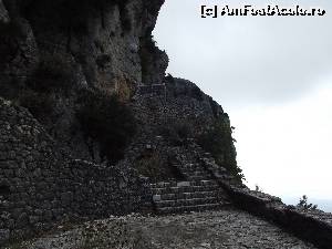 [P13] Drumul pietruit se continua prin stanga, dar in fata se urca spre un altar unde nu au ce cauta cei cu rau de inaltime, in dreapta fiind abis » foto by irinad
 - 
<span class="allrVoted glyphicon glyphicon-heart hidden" id="av592905"></span>
<a class="m-l-10 hidden" id="sv592905" onclick="voting_Foto_DelVot(,592905,18403)" role="button">șterge vot <span class="glyphicon glyphicon-remove"></span></a>
<a id="v9592905" class=" c-red"  onclick="voting_Foto_SetVot(592905)" role="button"><span class="glyphicon glyphicon-heart-empty"></span> <b>LIKE</b> = Votează poza</a> <img class="hidden"  id="f592905W9" src="/imagini/loader.gif" border="0" /><span class="AjErrMes hidden" id="e592905ErM"></span>