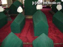 [P14] Museul Sf. Sofia Istanbul - sarcofagele verzi, frumos aliniate pe covorul rosu, iar cele princiare, cu turbanul alb pe cap » foto by biancuta
 - 
<span class="allrVoted glyphicon glyphicon-heart hidden" id="av133597"></span>
<a class="m-l-10 hidden" id="sv133597" onclick="voting_Foto_DelVot(,133597,18404)" role="button">șterge vot <span class="glyphicon glyphicon-remove"></span></a>
<a id="v9133597" class=" c-red"  onclick="voting_Foto_SetVot(133597)" role="button"><span class="glyphicon glyphicon-heart-empty"></span> <b>LIKE</b> = Votează poza</a> <img class="hidden"  id="f133597W9" src="/imagini/loader.gif" border="0" /><span class="AjErrMes hidden" id="e133597ErM"></span>