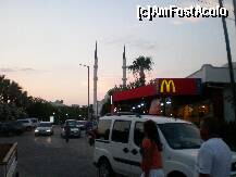 [P06] Aleea centrala din Turgutreis. » foto by presario
 - 
<span class="allrVoted glyphicon glyphicon-heart hidden" id="av139756"></span>
<a class="m-l-10 hidden" id="sv139756" onclick="voting_Foto_DelVot(,139756,18406)" role="button">șterge vot <span class="glyphicon glyphicon-remove"></span></a>
<a id="v9139756" class=" c-red"  onclick="voting_Foto_SetVot(139756)" role="button"><span class="glyphicon glyphicon-heart-empty"></span> <b>LIKE</b> = Votează poza</a> <img class="hidden"  id="f139756W9" src="/imagini/loader.gif" border="0" /><span class="AjErrMes hidden" id="e139756ErM"></span>