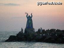 [P09] Turgutreis - statuia din port. » foto by presario
 - 
<span class="allrVoted glyphicon glyphicon-heart hidden" id="av139759"></span>
<a class="m-l-10 hidden" id="sv139759" onclick="voting_Foto_DelVot(,139759,18406)" role="button">șterge vot <span class="glyphicon glyphicon-remove"></span></a>
<a id="v9139759" class=" c-red"  onclick="voting_Foto_SetVot(139759)" role="button"><span class="glyphicon glyphicon-heart-empty"></span> <b>LIKE</b> = Votează poza</a> <img class="hidden"  id="f139759W9" src="/imagini/loader.gif" border="0" /><span class="AjErrMes hidden" id="e139759ErM"></span>