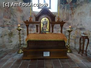 [P14] Mănăstirea Novo Hopovo - imagine din pronaosul Bisericii Sfântul Nicoale cu racla moaștelor Sfântului Teodor Tiron » foto by mariana.olaru
 - 
<span class="allrVoted glyphicon glyphicon-heart hidden" id="av848085"></span>
<a class="m-l-10 hidden" id="sv848085" onclick="voting_Foto_DelVot(,848085,18407)" role="button">șterge vot <span class="glyphicon glyphicon-remove"></span></a>
<a id="v9848085" class=" c-red"  onclick="voting_Foto_SetVot(848085)" role="button"><span class="glyphicon glyphicon-heart-empty"></span> <b>LIKE</b> = Votează poza</a> <img class="hidden"  id="f848085W9" src="/imagini/loader.gif" border="0" /><span class="AjErrMes hidden" id="e848085ErM"></span>