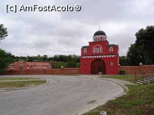 [P16] În parcarea din fața intrării în Mănăstirea Krušedol » foto by mariana.olaru
 - 
<span class="allrVoted glyphicon glyphicon-heart hidden" id="av848087"></span>
<a class="m-l-10 hidden" id="sv848087" onclick="voting_Foto_DelVot(,848087,18407)" role="button">șterge vot <span class="glyphicon glyphicon-remove"></span></a>
<a id="v9848087" class=" c-red"  onclick="voting_Foto_SetVot(848087)" role="button"><span class="glyphicon glyphicon-heart-empty"></span> <b>LIKE</b> = Votează poza</a> <img class="hidden"  id="f848087W9" src="/imagini/loader.gif" border="0" /><span class="AjErrMes hidden" id="e848087ErM"></span>