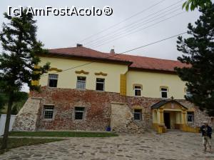 [P22] Zidul de incintă pe jumătate renovat și intrarea în Mănăstirea Krušedol » foto by mariana.olaru
 - 
<span class="allrVoted glyphicon glyphicon-heart hidden" id="av848096"></span>
<a class="m-l-10 hidden" id="sv848096" onclick="voting_Foto_DelVot(,848096,18407)" role="button">șterge vot <span class="glyphicon glyphicon-remove"></span></a>
<a id="v9848096" class=" c-red"  onclick="voting_Foto_SetVot(848096)" role="button"><span class="glyphicon glyphicon-heart-empty"></span> <b>LIKE</b> = Votează poza</a> <img class="hidden"  id="f848096W9" src="/imagini/loader.gif" border="0" /><span class="AjErrMes hidden" id="e848096ErM"></span>