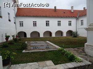 [P29] Mănăstirea Krušedol-morminte la intrarea în Biserica Buna Vestire » foto by mariana.olaru
 - 
<span class="allrVoted glyphicon glyphicon-heart hidden" id="av848103"></span>
<a class="m-l-10 hidden" id="sv848103" onclick="voting_Foto_DelVot(,848103,18407)" role="button">șterge vot <span class="glyphicon glyphicon-remove"></span></a>
<a id="v9848103" class=" c-red"  onclick="voting_Foto_SetVot(848103)" role="button"><span class="glyphicon glyphicon-heart-empty"></span> <b>LIKE</b> = Votează poza</a> <img class="hidden"  id="f848103W9" src="/imagini/loader.gif" border="0" /><span class="AjErrMes hidden" id="e848103ErM"></span>
