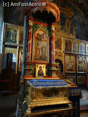 [P33] Mănăstirea Krušedol-în naosul Bisericii Buna Vestire, icoana și racla cu moaștele Sfântei Mamei noastre Angelina » foto by mariana.olaru
 - 
<span class="allrVoted glyphicon glyphicon-heart hidden" id="av848107"></span>
<a class="m-l-10 hidden" id="sv848107" onclick="voting_Foto_DelVot(,848107,18407)" role="button">șterge vot <span class="glyphicon glyphicon-remove"></span></a>
<a id="v9848107" class=" c-red"  onclick="voting_Foto_SetVot(848107)" role="button"><span class="glyphicon glyphicon-heart-empty"></span> <b>LIKE</b> = Votează poza</a> <img class="hidden"  id="f848107W9" src="/imagini/loader.gif" border="0" /><span class="AjErrMes hidden" id="e848107ErM"></span>