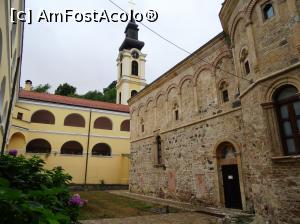 [P06] Mănăstirea Novo Hopovo - în curte. Se zărește și turnul clopotniță, parte a corpului de chilii din est » foto by mariana.olaru
 - 
<span class="allrVoted glyphicon glyphicon-heart hidden" id="av848077"></span>
<a class="m-l-10 hidden" id="sv848077" onclick="voting_Foto_DelVot(,848077,18407)" role="button">șterge vot <span class="glyphicon glyphicon-remove"></span></a>
<a id="v9848077" class=" c-red"  onclick="voting_Foto_SetVot(848077)" role="button"><span class="glyphicon glyphicon-heart-empty"></span> <b>LIKE</b> = Votează poza</a> <img class="hidden"  id="f848077W9" src="/imagini/loader.gif" border="0" /><span class="AjErrMes hidden" id="e848077ErM"></span>