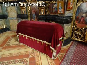 [P61] Sremski Karlovci - Biserica ortodoxă cu rang de Catedrală ”Sfântul Nicolae”: racla cu moaștele Sfântului Arsenie de la Srem » foto by mariana.olaru
 - 
<span class="allrVoted glyphicon glyphicon-heart hidden" id="av848135"></span>
<a class="m-l-10 hidden" id="sv848135" onclick="voting_Foto_DelVot(,848135,18407)" role="button">șterge vot <span class="glyphicon glyphicon-remove"></span></a>
<a id="v9848135" class=" c-red"  onclick="voting_Foto_SetVot(848135)" role="button"><span class="glyphicon glyphicon-heart-empty"></span> <b>LIKE</b> = Votează poza</a> <img class="hidden"  id="f848135W9" src="/imagini/loader.gif" border="0" /><span class="AjErrMes hidden" id="e848135ErM"></span>