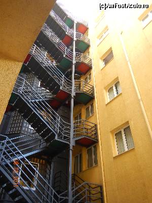 [P06] Scara comuna cu blocul de langa hotel.  » foto by rora
 - 
<span class="allrVoted glyphicon glyphicon-heart hidden" id="av617339"></span>
<a class="m-l-10 hidden" id="sv617339" onclick="voting_Foto_DelVot(,617339,18411)" role="button">șterge vot <span class="glyphicon glyphicon-remove"></span></a>
<a id="v9617339" class=" c-red"  onclick="voting_Foto_SetVot(617339)" role="button"><span class="glyphicon glyphicon-heart-empty"></span> <b>LIKE</b> = Votează poza</a> <img class="hidden"  id="f617339W9" src="/imagini/loader.gif" border="0" /><span class="AjErrMes hidden" id="e617339ErM"></span>