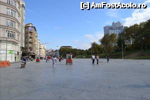 [P16] Taksim, noua infatisare. Au bagat vechile drumuri pe sub pamant si au betonat. Gezi Parc (asta cu scandalul) se vede-n dreapta. Septembrie 2013.  » foto by TraianS
 - 
<span class="allrVoted glyphicon glyphicon-heart hidden" id="av480924"></span>
<a class="m-l-10 hidden" id="sv480924" onclick="voting_Foto_DelVot(,480924,18417)" role="button">șterge vot <span class="glyphicon glyphicon-remove"></span></a>
<a id="v9480924" class=" c-red"  onclick="voting_Foto_SetVot(480924)" role="button"><span class="glyphicon glyphicon-heart-empty"></span> <b>LIKE</b> = Votează poza</a> <img class="hidden"  id="f480924W9" src="/imagini/loader.gif" border="0" /><span class="AjErrMes hidden" id="e480924ErM"></span>