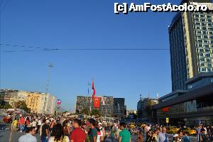 [P18] Taksim 'new look'. Se observa 'M'. Aici incepe metroul inspre Levent/Şişli etc. si de asemenea o singura statie a funicularului F1, pana la Kabatas, la dreapta.  » foto by TraianS
 - 
<span class="allrVoted glyphicon glyphicon-heart hidden" id="av480926"></span>
<a class="m-l-10 hidden" id="sv480926" onclick="voting_Foto_DelVot(,480926,18417)" role="button">șterge vot <span class="glyphicon glyphicon-remove"></span></a>
<a id="v9480926" class=" c-red"  onclick="voting_Foto_SetVot(480926)" role="button"><span class="glyphicon glyphicon-heart-empty"></span> <b>LIKE</b> = Votează poza</a> <img class="hidden"  id="f480926W9" src="/imagini/loader.gif" border="0" /><span class="AjErrMes hidden" id="e480926ErM"></span>