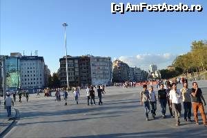 [P20] Piata Taksim a devenit foarte mare.  » foto by TraianS
 - 
<span class="allrVoted glyphicon glyphicon-heart hidden" id="av480928"></span>
<a class="m-l-10 hidden" id="sv480928" onclick="voting_Foto_DelVot(,480928,18417)" role="button">șterge vot <span class="glyphicon glyphicon-remove"></span></a>
<a id="v9480928" class=" c-red"  onclick="voting_Foto_SetVot(480928)" role="button"><span class="glyphicon glyphicon-heart-empty"></span> <b>LIKE</b> = Votează poza</a> <img class="hidden"  id="f480928W9" src="/imagini/loader.gif" border="0" /><span class="AjErrMes hidden" id="e480928ErM"></span>