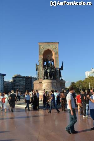[P21] Statuia din Taksim. Langa ea e si intrarea la metrou.  » foto by TraianS
 - 
<span class="allrVoted glyphicon glyphicon-heart hidden" id="av480929"></span>
<a class="m-l-10 hidden" id="sv480929" onclick="voting_Foto_DelVot(,480929,18417)" role="button">șterge vot <span class="glyphicon glyphicon-remove"></span></a>
<a id="v9480929" class=" c-red"  onclick="voting_Foto_SetVot(480929)" role="button"><span class="glyphicon glyphicon-heart-empty"></span> <b>LIKE</b> = Votează poza</a> <img class="hidden"  id="f480929W9" src="/imagini/loader.gif" border="0" /><span class="AjErrMes hidden" id="e480929ErM"></span>