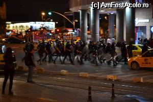 [P33] Protestatarii si politistii se jucau de-a soarecele si pisica pe stradutele labirintice din Kadıkoy. Fiecare tabara facea mutari de trupe.  » foto by TraianS
 - 
<span class="allrVoted glyphicon glyphicon-heart hidden" id="av514522"></span>
<a class="m-l-10 hidden" id="sv514522" onclick="voting_Foto_DelVot(,514522,18417)" role="button">șterge vot <span class="glyphicon glyphicon-remove"></span></a>
<a id="v9514522" class=" c-red"  onclick="voting_Foto_SetVot(514522)" role="button"><span class="glyphicon glyphicon-heart-empty"></span> <b>LIKE</b> = Votează poza</a> <img class="hidden"  id="f514522W9" src="/imagini/loader.gif" border="0" /><span class="AjErrMes hidden" id="e514522ErM"></span>