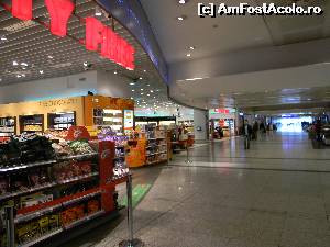 [P24] Unul din multele free shop-uri de pe aeroportul Ataturk.  » foto by GYL*
 - 
<span class="allrVoted glyphicon glyphicon-heart hidden" id="av590185"></span>
<a class="m-l-10 hidden" id="sv590185" onclick="voting_Foto_DelVot(,590185,18417)" role="button">șterge vot <span class="glyphicon glyphicon-remove"></span></a>
<a id="v9590185" class=" c-red"  onclick="voting_Foto_SetVot(590185)" role="button"><span class="glyphicon glyphicon-heart-empty"></span> <b>LIKE</b> = Votează poza</a> <img class="hidden"  id="f590185W9" src="/imagini/loader.gif" border="0" /><span class="AjErrMes hidden" id="e590185ErM"></span>