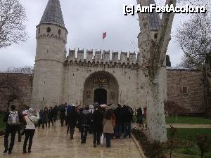 [P02] Poarta de intrare la Palatul Topkapi » foto by mauricius*
 - 
<span class="allrVoted glyphicon glyphicon-heart hidden" id="av417192"></span>
<a class="m-l-10 hidden" id="sv417192" onclick="voting_Foto_DelVot(,417192,18417)" role="button">șterge vot <span class="glyphicon glyphicon-remove"></span></a>
<a id="v9417192" class=" c-red"  onclick="voting_Foto_SetVot(417192)" role="button"><span class="glyphicon glyphicon-heart-empty"></span> <b>LIKE</b> = Votează poza</a> <img class="hidden"  id="f417192W9" src="/imagini/loader.gif" border="0" /><span class="AjErrMes hidden" id="e417192ErM"></span>