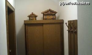 [P10] Obiecte artizanale pe hol. Fruhstuckspension Pachler din Gosau, Austria.  » foto by traian.leuca †
 - 
<span class="allrVoted glyphicon glyphicon-heart hidden" id="av617712"></span>
<a class="m-l-10 hidden" id="sv617712" onclick="voting_Foto_DelVot(,617712,18422)" role="button">șterge vot <span class="glyphicon glyphicon-remove"></span></a>
<a id="v9617712" class=" c-red"  onclick="voting_Foto_SetVot(617712)" role="button"><span class="glyphicon glyphicon-heart-empty"></span> <b>LIKE</b> = Votează poza</a> <img class="hidden"  id="f617712W9" src="/imagini/loader.gif" border="0" /><span class="AjErrMes hidden" id="e617712ErM"></span>