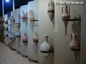 [P10] Primul coridor al etajului. 'Amfore descoperite in coloniile grecesti din Dobrogea si in mediul autohton. Stampilele si forma vaselor dovedesc importuri din insule din Marea Egee (Chios, Thasos, Rhodos, Cnidos) sau din centre din arealul pontic (Sinope, Heracleea Pontica)' » foto by Claudiu U.
 - 
<span class="allrVoted glyphicon glyphicon-heart hidden" id="av363850"></span>
<a class="m-l-10 hidden" id="sv363850" onclick="voting_Foto_DelVot(,363850,18445)" role="button">șterge vot <span class="glyphicon glyphicon-remove"></span></a>
<a id="v9363850" class=" c-red"  onclick="voting_Foto_SetVot(363850)" role="button"><span class="glyphicon glyphicon-heart-empty"></span> <b>LIKE</b> = Votează poza</a> <img class="hidden"  id="f363850W9" src="/imagini/loader.gif" border="0" /><span class="AjErrMes hidden" id="e363850ErM"></span>